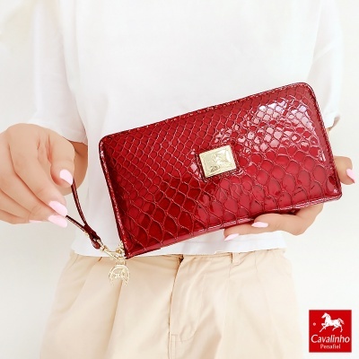 Carteira vermelha com textura de escamas e fecho dourado