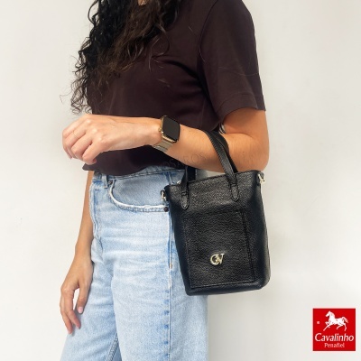 Mala pequena preta em couro com detalhe CV dourado