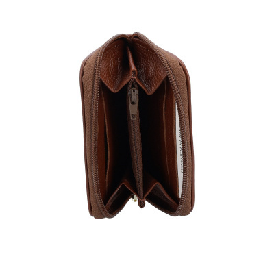 Carteira de pele castanha com fecho zip aberta mostrando compartimentos e etiqueta MADE IN PORTUGAL