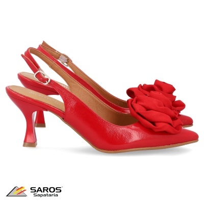 Sapatos vermelhos de salto alto com flor de tecido