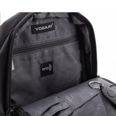 Interior de mochila cinza com bolso fechado, etiquetas VOGART e RFID e chaveiro preto