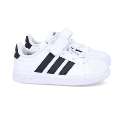 Par de sapatilhas brancas Adidas com riscas pretas e fecho de velcro