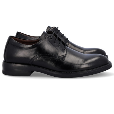 Sapatos sociais pretos em couro com atacadores