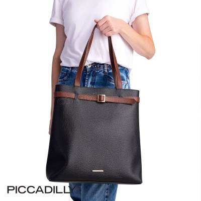 Mala tote preta com alças castanhas em pele granulada segurada por pessoa com roupa casual.