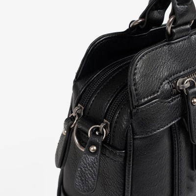 Mala preta em couro com fecho de correr e puxadores em couro