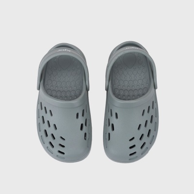 Sapatos tipo clog cinzentos com orifícios e faixa ajustável