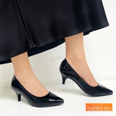 Sapatos de salto médio preto verniz com vestido preto