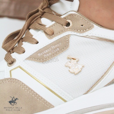 Tênis branco e bege com detalhes em camurça e logo dourado