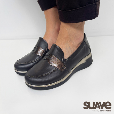 Sapatos mocassim femininos em couro preto com sola preta e detalhe bege