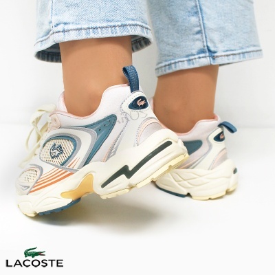 Ténis Lacoste multicoloridos com sola grossa em fundo branco