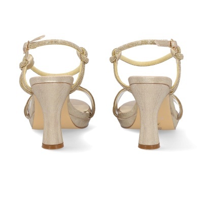 Sandálias douradas com salto médio e pedraria vista de trás