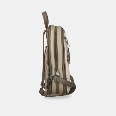 Mochila pequena bege e castanha com fechos e alças