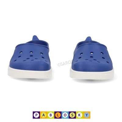 Sapatos tipo clogs azuis com sola branca e furos decorativos