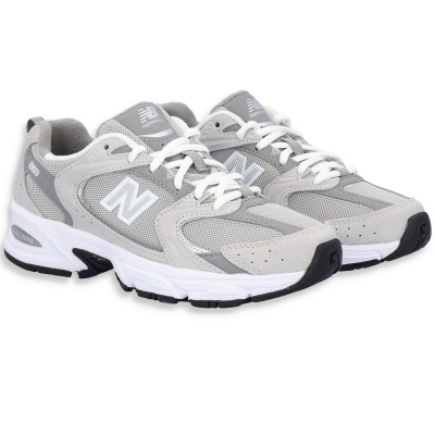 Sapatilhas New Balance cinza com sola branca e preta