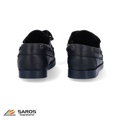 Par de sapatos mocassim preto com sola azul escura vistos de trás no fundo branco