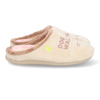 Pantufas felpudas bege com borda castanha e texto impresso