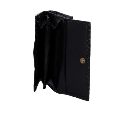 Carteira preta em material sintético com textura croco aberta