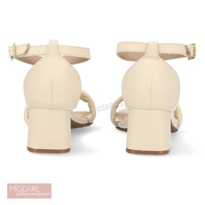 Sandálias de salto médio bege claro com tira ao tornozelo em fundo branco
