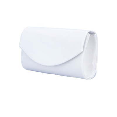 Bolsa clutch branca de verniz com fecho de aba curva