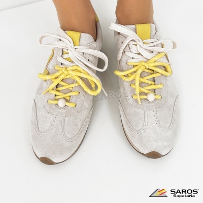 Ténis cinza claro de camurça com atacadores amarelos e brancos