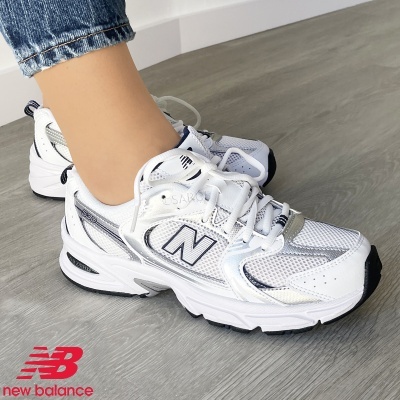 Ténis New Balance branco com detalhes cinza e preto