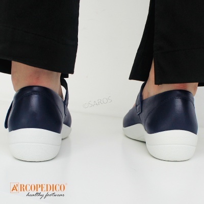 Sapatilhas azuis escuras com sola branca espessa em fundo branco