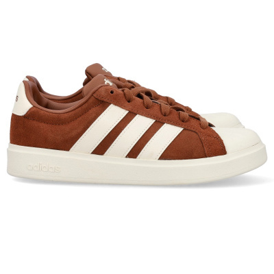 Par de ténis Adidas castanhos e brancos em camurça