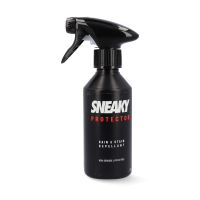 Garrafa preta de pulverizador com rótulo Sneaky Protector