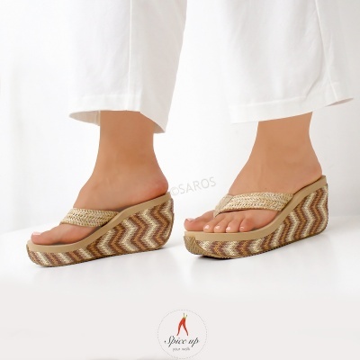 Chinelos de cunha bege com padrão ziguezague e tiras trançadas
