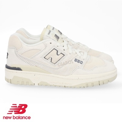 Sapatilhas New Balance 550 brancas e bege claro com logótipo N