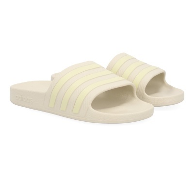 Chinelos Adidas creme com riscas amarelas e textura granulada