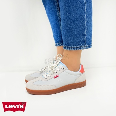 Ténis Levi's brancos com sola castanha e detalhes vermelhos usados com jeans azuis
