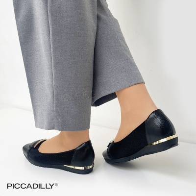 Sapatos rasos femininos pretos com detalhe dourado no salto e tira frontal