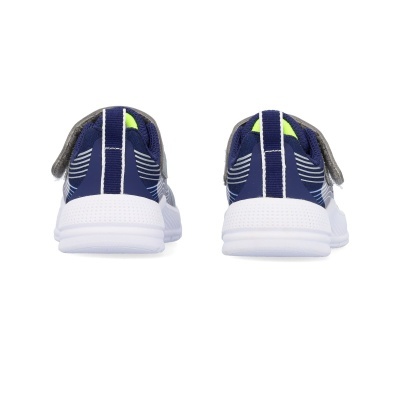 Par de sapatilhas infantis azuis e cinzentas com sola branca e detalhe amarelo