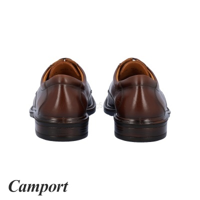 Sapatos de couro castanhos vistos de trás