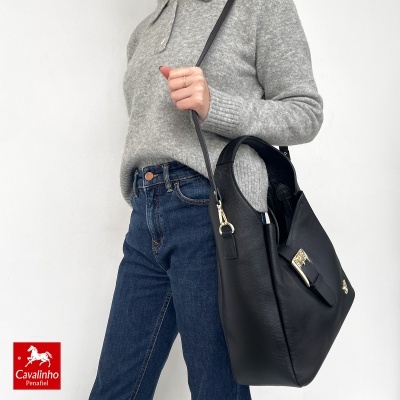 Mala preta de pele com alça e fecho dourado
