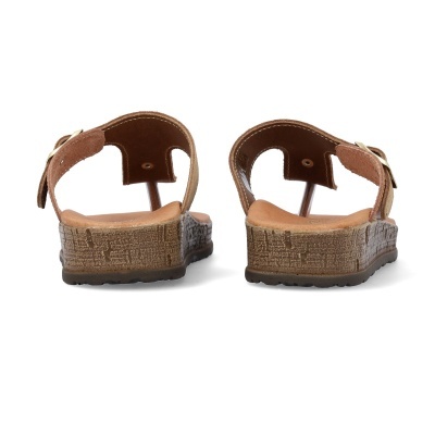 Sandálias castanhas de pele vistas de trás