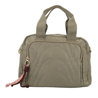 Mala de mão bege com fecho de correr e pendente em tecido castanho e rosa