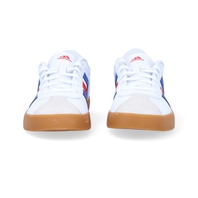 Sapatilhas Adidas brancas com sola castanha e detalhes azul e vermelho