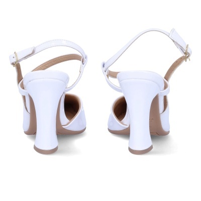 Sandálias de salto alto brancas com fivela dourada vistas de trás