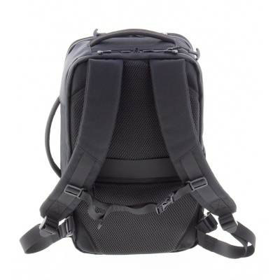 Mochila preta vista de trás com alças acolchoadas e tecido de malha