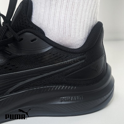 Sapatilha desportiva preta Puma com sola PUMALITE e meias brancas
