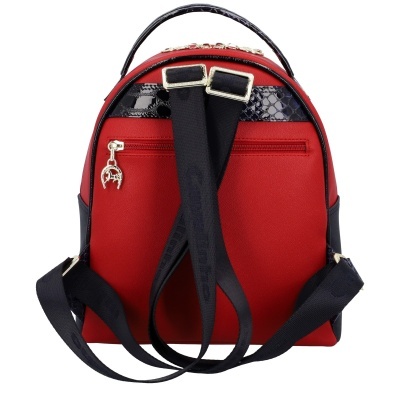 Mochila vermelha com detalhes pretos texturizados e alças pretas ajustáveis