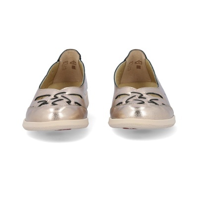 Sapatos tipo mocassim dourados com padrão recortado preto