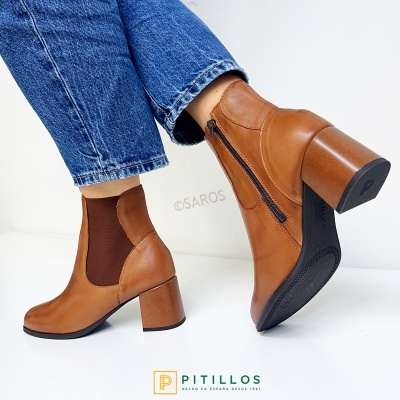 Botins castanhos de pele com salto quadrado alto e fecho de correr