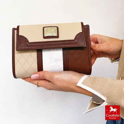 Carteira Cavalinho bege e castanha com textura em padrão de losangos e placa dourada