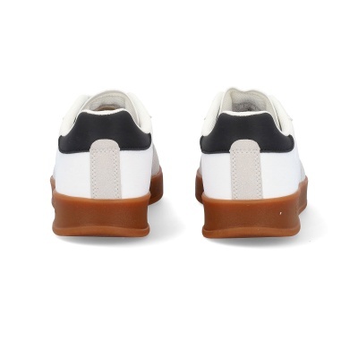 Ténis brancos com detalhes em preto e bege e sola castanha vistos de trás