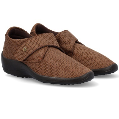 Sapatos castanhos com padrão de pequenos quadrados pretos e fecho de velcro