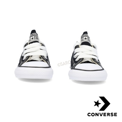 Sapatilhas Converse All Star pretas e brancas em tela vistas de frente
