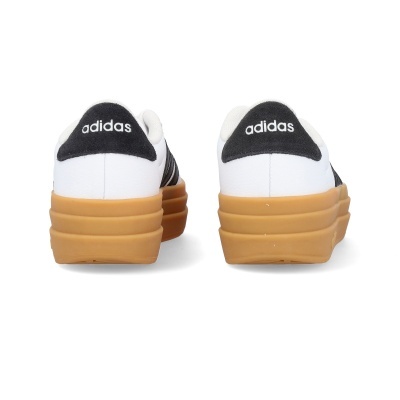 Tênis Adidas branco com sola caramelo vistas traseiras